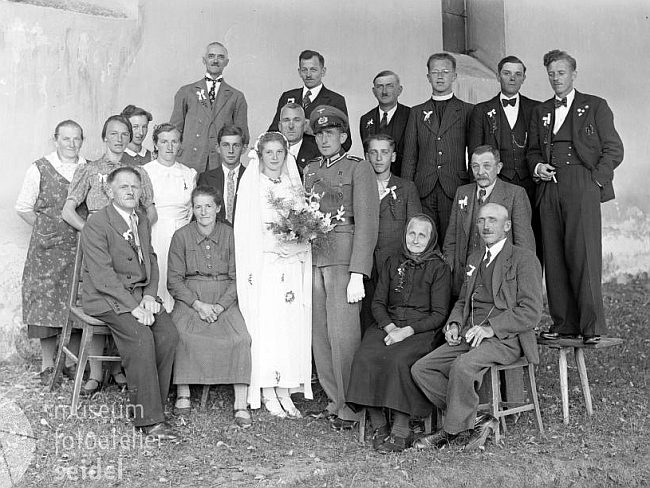 Tři znímky z jeho svatby v září 1942 ve Věžovaté Pláni