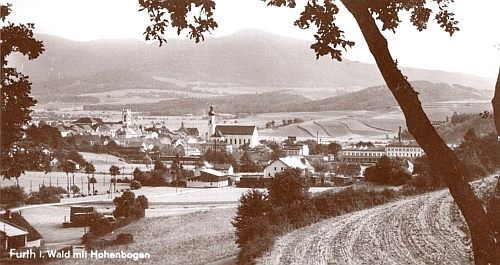 Furth in Walde s Vysokým Bogenem v pozadí