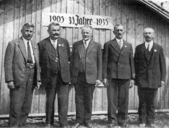 Na snímku z oslav třiceti let hartmanického Turnvereinu stojí uprostřed