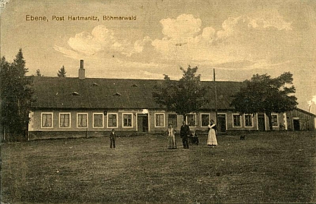 Pohlednic od tohoto fotografa se zachovalo více, tato, zachycující hostinec na Rovině, je na rubu označena "Josef Mader, Hartmanitz" - podle pramenů z krajanského časopisu Hoam! je autorem skutečně on a tuto část životopisu ve školní kronice vynechal