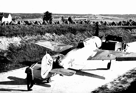 Unikátní fotografie z letiště v Plané u Českých Budějovic v roce 1944, tedy v době, kdy tu sloužil