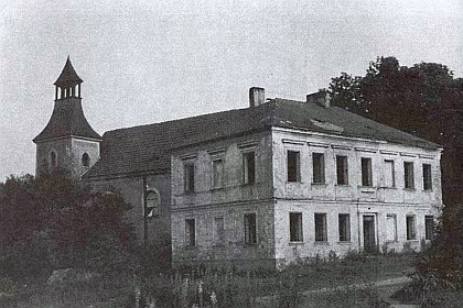 Škola a kostel svatého Martina v rodné Bohuslavi, který se stal obětí demolice v roce 1963