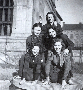 Na dvoře německého učitelského ústavu v Českých Budějovicích někdy za války s kolegyněmi ze studií, s nimiž to v družstvu házené dotáhly prý až na mistryně Protektorátu Čechy a Morava, je ona tou napravo sehnutě stojící ve druhé řadě