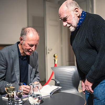 S Peterem Becherem při autorském čtení v Praze v říjnu 2025