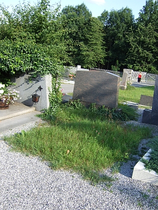 Prázdné místo po jeho zrušeném hrobě v Bavorské Železné Rudě na snímku z léta 2009