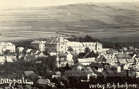 Pohlednice z někdejšího Doupova s monumentální budovou gymnázia, na němž také studoval