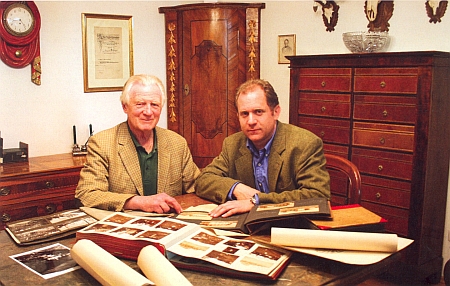 Baron Stephan von Poschinger se synem Benediktem nad alby rodinných fotografií