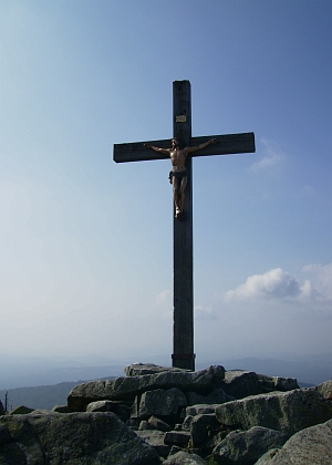 Kříž na vrcholu Luzného