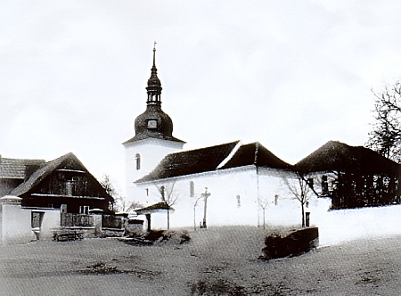 Zaniklý kostel sv. Petra a Pavla v Horních Kozolupech na snímku z počátku 20. století