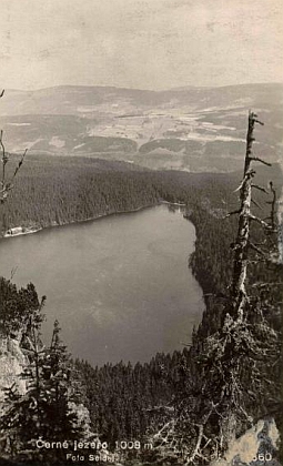 Černé jezero na staré pohlednici Josefa Seidela i s udáním nadmořské výšky...