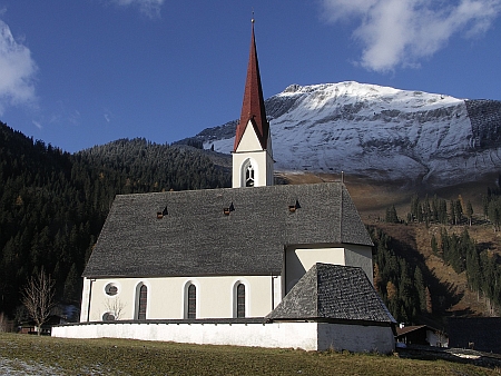 Farní kostel sv. Mikuláše v Elbigenalp se hřbitovem, kde byl pochován