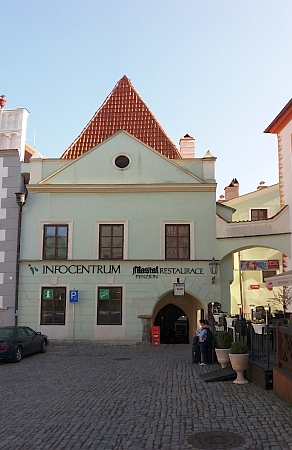 Vlevo je snímek domu čp. 2 na českokrumlovském náměstí, kde Johann Mark bydlil, pořídil Josef Wolf - fotografie z roku 1894 zachycuje původní podobu domu před pozdější přestavbou; na snímku vpravo je dům v roce 2019