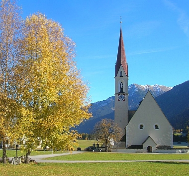 Farní kostel sv. Mikuláše v rodné obci Elbigenalp, jejíž jméno se odvozuje od jilmy porostlé alpské lučiny