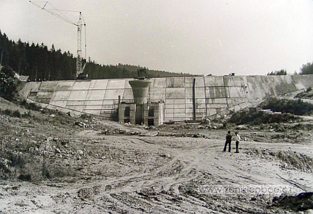 Výstavba přehrady na místě obce