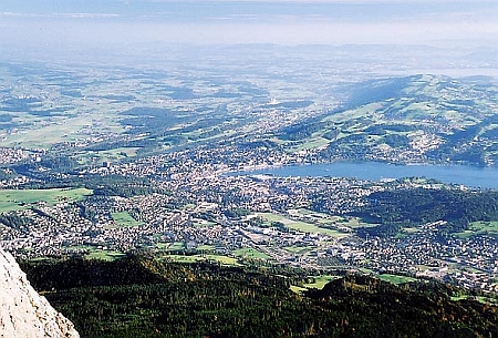 Pohled z vrcholu hory Pilatus (1585m) na rodný Luzern