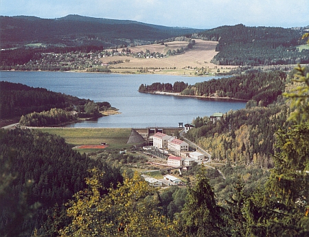 Lipenské jezero s přehradní hrází od skalního útvaru na hoře Luč, jak panorama tam shora zachytil snímek Josefa Erharta z roku 1966...