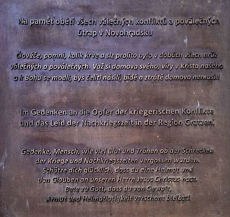 Památník u kostela