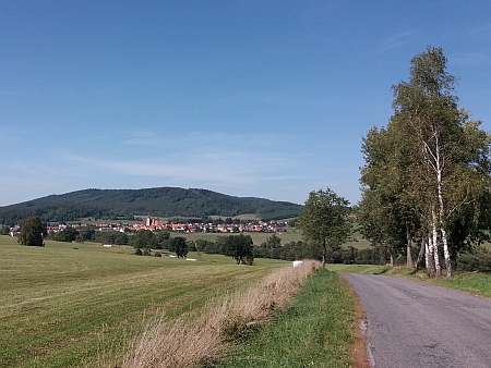 Pohled na Chvalšiny ze silnice na někdejší Podvoří