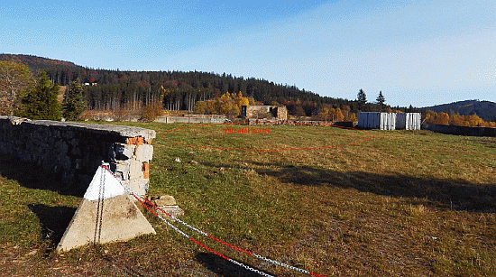 Kostel stál v červeném kruhu uprostřed snímku