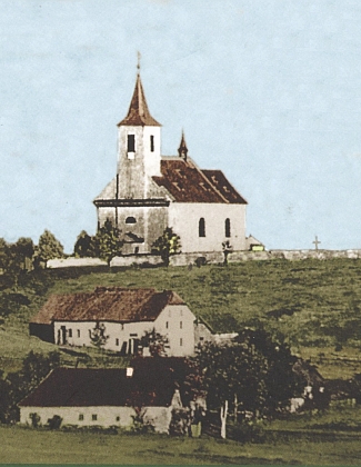 Zdaleka viditelnou pozici ondřejovského kostela zachycuje tato kolorovaná stará pohlednice