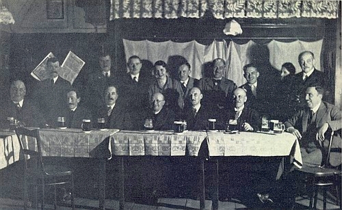 Nedělní posezení ve vimperském hostinci "Zum Kuckuck" a katecheta Mathe za stolem uprostřed