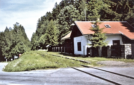 Zastávka nad Josefstalem na snímku, doprovázejícím článek Seppa Sagera "Das Hochholz bei Winterberg"
