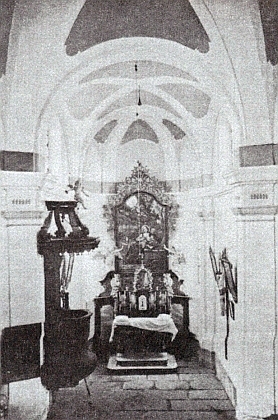 Interiér poutního kostela Svatá Magdalena u Zbytin v roce 1913 a ve třicátých letech 20. století...