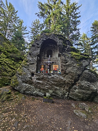 Výklenková kaplička vytesaná ve skále pod vrcholem Královského kamene