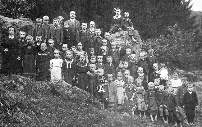 V roce 1923 se žáky uhlíkovské školy