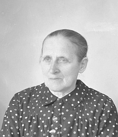 Babička Marie na snímku z května 1943, psaném na jméno a adresu Marie Maurer, Lobiesching 16, bei Ottau