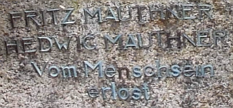 Hrob v Meersburgu s nápisem "Vysvobozen z lidského bytí"
