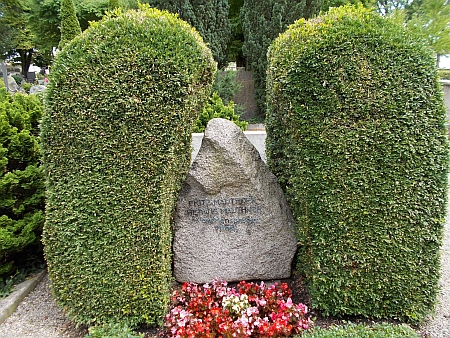 Hrob v Meersburgu s nápisem "Vysvobozen z lidského bytí"