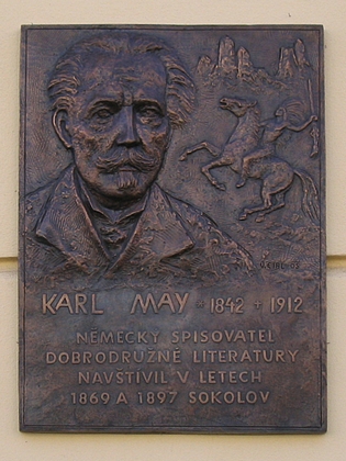 Pamětní desky Karla Maye v Sokolově a Chomutově připomínají jeho tamní pobyty