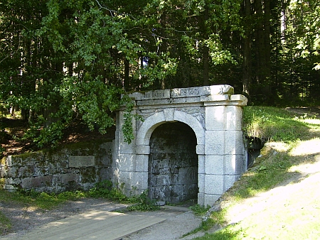 Dolní a horní portál Schwarzenberského kanálu