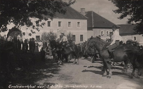 Dožínky v Hodňově roku 1935 na snímku rovněž z jeho fotoateliéru