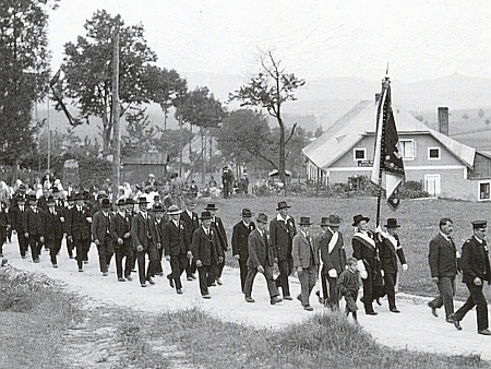 Zachytil i svěcení praporu "Smíšeného výrobního družstva" ("Gemischte Gewerbegenossenschaft") v Zadní Zvonkové dne 19. srpna roku 1934 (4 roky nato bylo nacisty rozpuštěno jako všechny spolky v Německu)