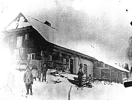 Rodičovský dům v Zadním Boru s jeho vlastním popisem na snímku Johanna Mayera z července 1926 a na nedatované zimní fotografii