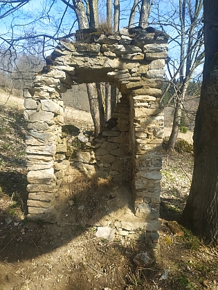 Studánka poblíž někdejšího stavení čp. 19 ve Starém Špičáku a ruiny místní kapličky