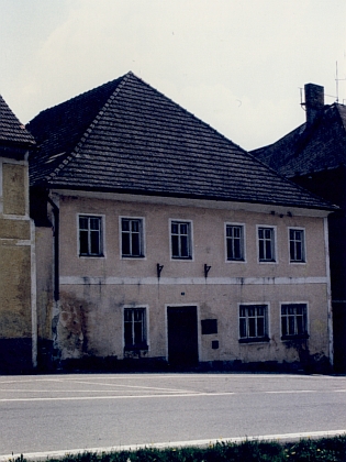 Dům čp. 11 na hornoplánském náměstí, který je uveden v záznamu o svatbě jako jeho bydliště, na fotografii z počátku devadesátých let 20. století - v roce 1992 byl stržen, na jeho místě dnes stojí jiný