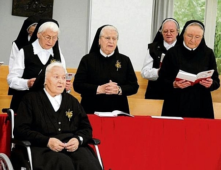 Při oslavě 60. řádového jubilea v Neuburgu roku 2011 stojí uprostřed