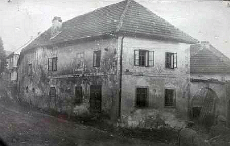 Dům čp. 86, zbořený v roce 1964, odkud pocházela její matka a který byl pravděpodobně i jejím rodným domem, stával nad hornoplánským kostelem v dnešní Švermově ulici