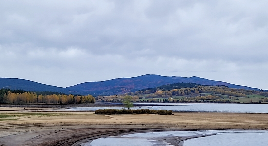 Horní Borková stávala na místě podzimně žlutých stromů vlevo, Dolní vpravo od ní pod hladinou přehradní nádrže