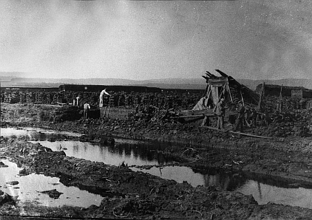 Těžba rašeliny v Dolní Borkové na fotografii Josefa Seidela