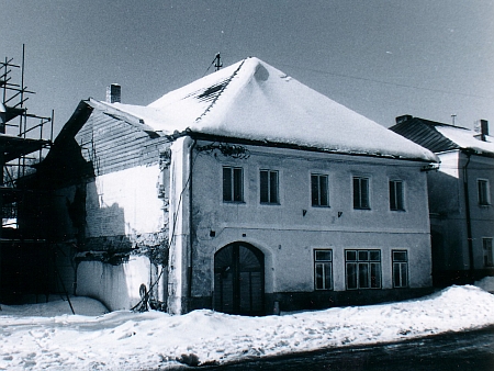 Zaniklý dům čp. 47 v dolní části hornoplánského náměstí na snímku z roku 1986