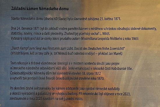 ... a vysvětlující tabulka v češtině, jejíž text připravili Mikuláš Zvánovec a Jan Mareš, který je i autorem překladu Moltkeových veršů