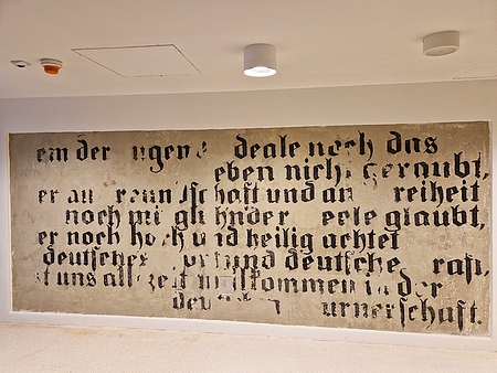 Turnerský nápis byl přenesen na stěnu v nejvyšším patře - i zde doplňujeme český překlad Jana Mareše:
Komu ideály mládí život ještě nezloupil,
kdo bratrství, svobodu má v duši vroucně jako cíl,
kdo německé slovo svatě ctí dál silou důvěry,
ten je vítán po vše časy německými turnery!