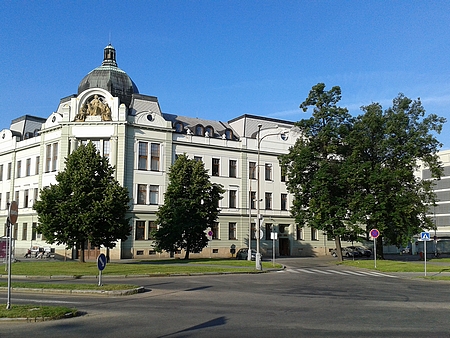 Na současné fasádě není po sochách ani památky (po synagoze ovšem také...)