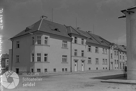 Jeho českobudějovický dům na rohu dnešní Pivovarské ulice a ulice generála Svobody na dvou nedatovaných snímcích z fotoateliéru Seidel