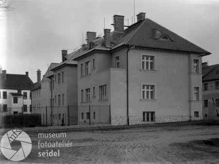 Jeho českobudějovický dům na rohu dnešní Pivovarské ulice a ulice generála Svobody na dvou nedatovaných snímcích z fotoateliéru Seidel