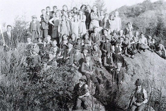 Na vrchu zvaném Wolfstein, tj. Vlčí kámen, stojí vlevo vedle školáků na snímku z výletu
někdy na konci školního roku 1934/1935